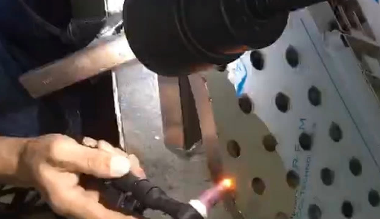 恒蕊超激光焊機在汽車腳踏板焊接中的優(yōu)勢與應用